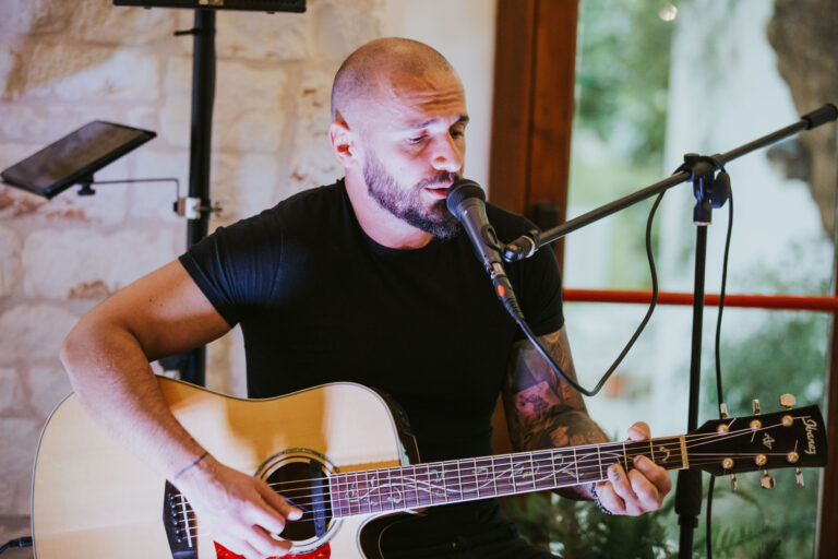 Simone Introna – Chitarra e voce, Agenzia EnzinoSting