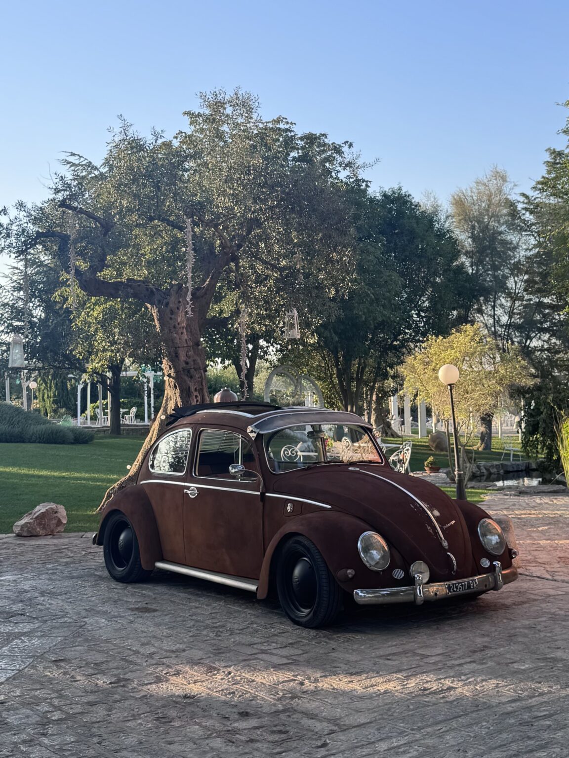 Maggiolino d'epoca color ruggine per matrimoni ed eventi
